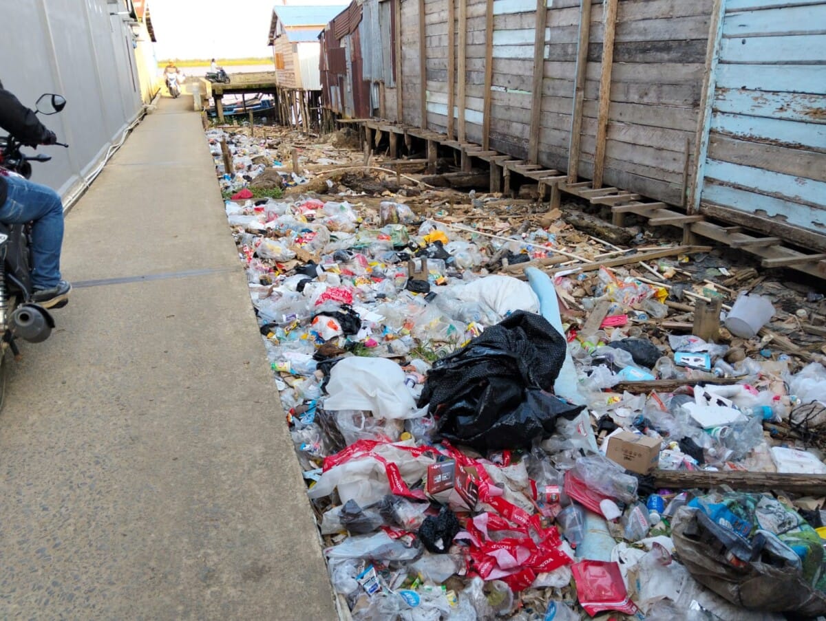 Sungai Batang Hari 'Digerogoti' Sampah: Potret Buruk Pengelolaan di Nipah Panjang