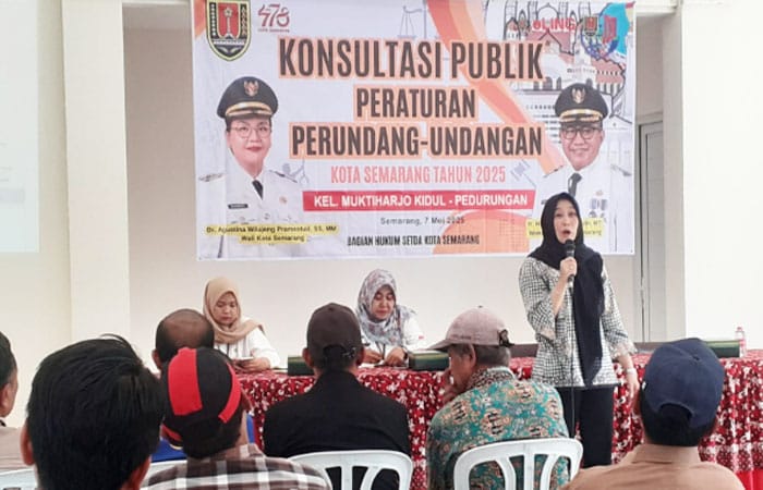 Lurah Muktiharjo Kidul Sofia Ernawati dan anggota DPRD Kota Semarang Hanik mendorong warga masyarakat untuk berperan mampu memilah dan mengolah sampah