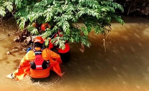 Penemuan Jasad Bayi Tertelungkup di Kali Cakung Gegerkan Bekasi Barat