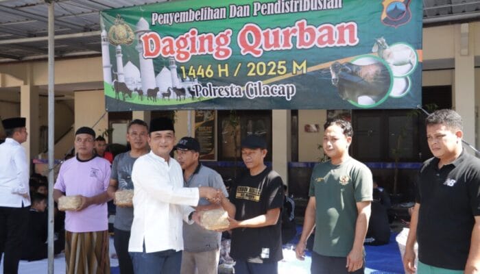 Polresta Cilacap Bagikan Daging Kurban untuk Masyarakat dan Santri