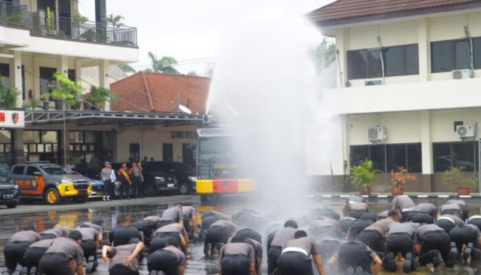 Upacara Kenaikan Pangkat Anggota Polresta Cilacap, Istri Polisi Berebut Mencari Pangkat Suami