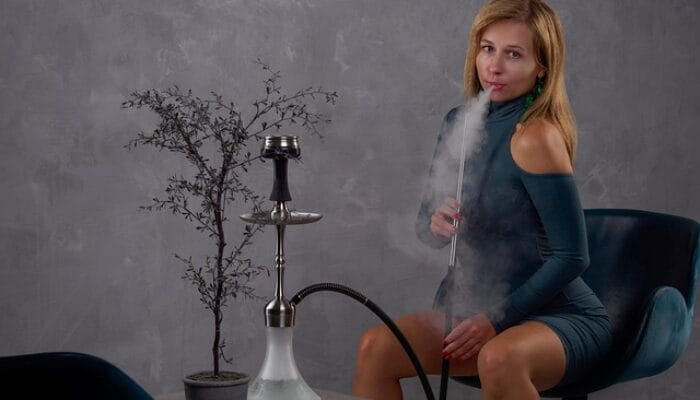 Rokokmu, Pemicu Kanker Serviksmu? Waspada Bahaya Ganda yang Mengintai Wanita Perokok