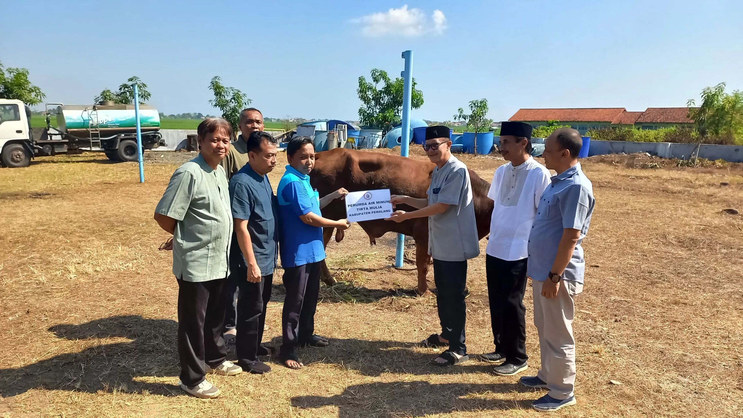 Momen Iduladha: Perumda Tirta Mulia Pemalang Berbagi 40 Hewan Kurban