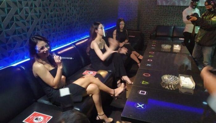 Terungkap! Alasan Pria Karaoke Selalu Terpikat Pemandu Lagu