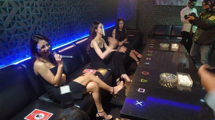 Terungkap! Alasan Pria Karaoke Selalu Terpikat Pemandu Lagu