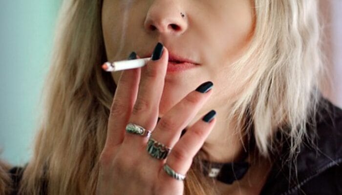 Waspada Para Wanita Perokok! Ini 5 Dampak Rokok yang Paling Mengkhawatirkan Bagi Kesehatan Anda