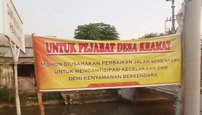 Miris! Jalan Rusak Parah, Warga Kramat Lampiaskan Kekesalan Lewat Spanduk Protes