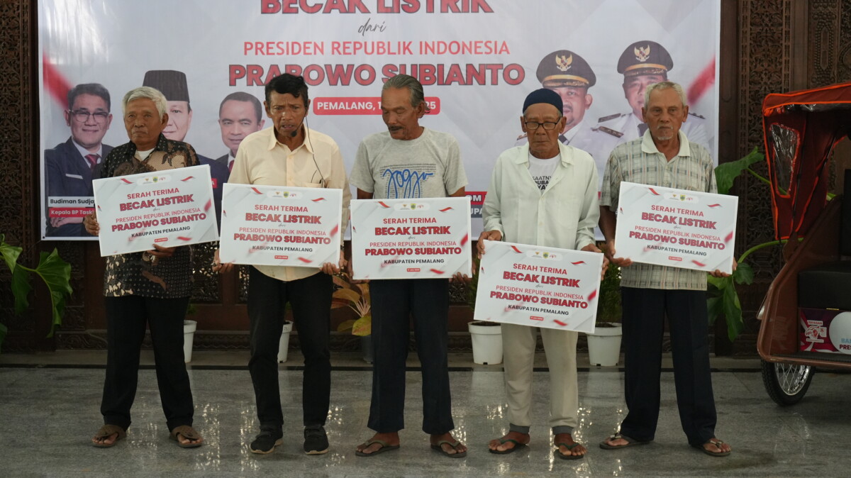 Bantuan Presiden untuk Pengayuh Becak Lansia di Pemalang