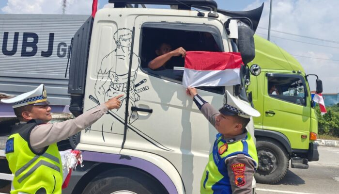 Rayakan HUT ke-80 RI, Satlantas Polres Pemalang Ajak Sopir Truk Tertib Berlalu Lintas dan Bagikan Bendera Merah Putih