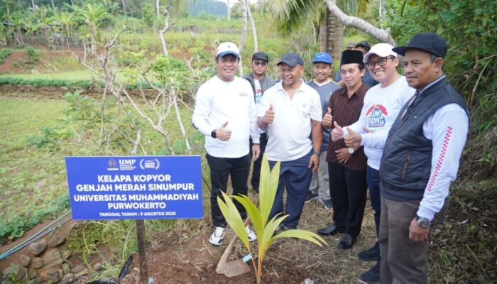 Tanam Kelapa Kopyor di Area Makam Kakek Prabowo, Rektor UMP Launching “Profesor Berdampak”