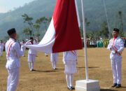 Dua Siswa Kembar Curi Perhatian, Sukses Kibarkan Merah Putih di Upacara HUT RI Kecamatan Belik