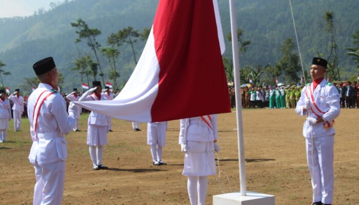 Dua Siswa Kembar Curi Perhatian, Sukses Kibarkan Merah Putih di Upacara HUT RI Kecamatan Belik