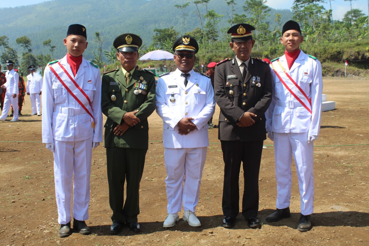 Dua Siswa Kembar Curi Perhatian, Sukses Kibarkan Merah Putih di Upacara HUT RI Kecamatan Belik