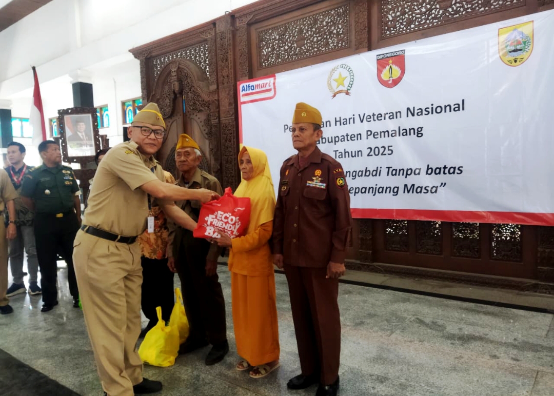 Rayakan Hari Veteran, Alfamart Salurkan Tali Asih untuk Pejuang di Pemalang