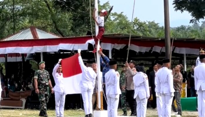 Tegang! Detik-detik Bocah SD Panjat Tiang Bendera Demi Sang Merah Putih