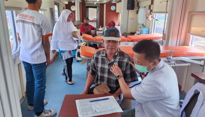 KAI Salurkan Bantuan TJSL untuk Lintas Agama, Pendidikan hingga RailClinic yang Hadir di Stasiun Kebasen