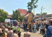 Aksi Damai di Pemalang Bawa Patung ‘Manusia Tikus’, Tuntut ‘Pungli’ Hingga Pembangunan Jalan Rusak