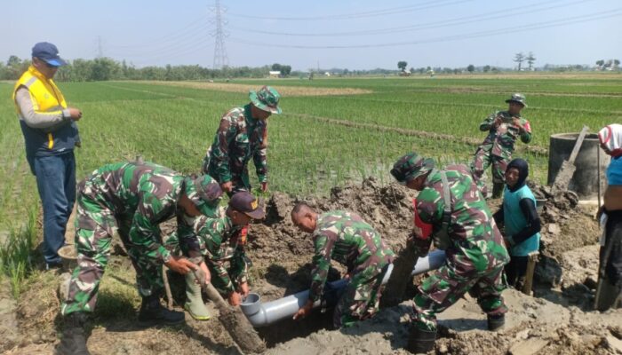 Koramil 01 Pemalang Dampingi Pemasangan Jaringan Pipa Irigasi Sawah di Dsn Tamansari desa Banjarmulya kec/ kab Pemalang