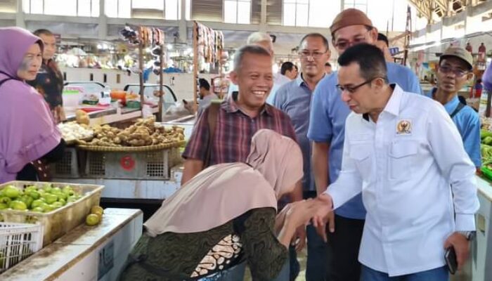 Rizal Bawazier Anggota Komisi VI Turun ke Pasar Batang: Janji Perbaikan Fasilitas hingga ‘Disuntik’ WiFi