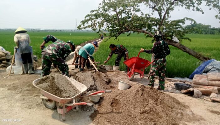 Kunci Ketahanan Pangan! Babinsa Koramil Taman Kawal Erat Rehabilitasi Jaringan Irigasi