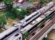11 Potret Detik-detik KA Purwojaya Anjlok di Kedunggedeh Bekasi