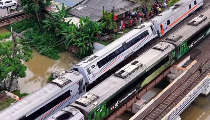11 Potret Detik-detik KA Purwojaya Anjlok di Kedunggedeh Bekasi