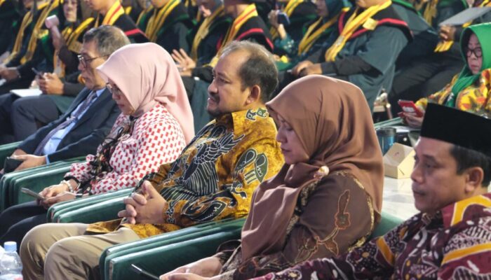UPS Tegal Wisuda 876 Lulusan, Bupati Anom Serukan Riset untuk Pembangunan Masyarakat