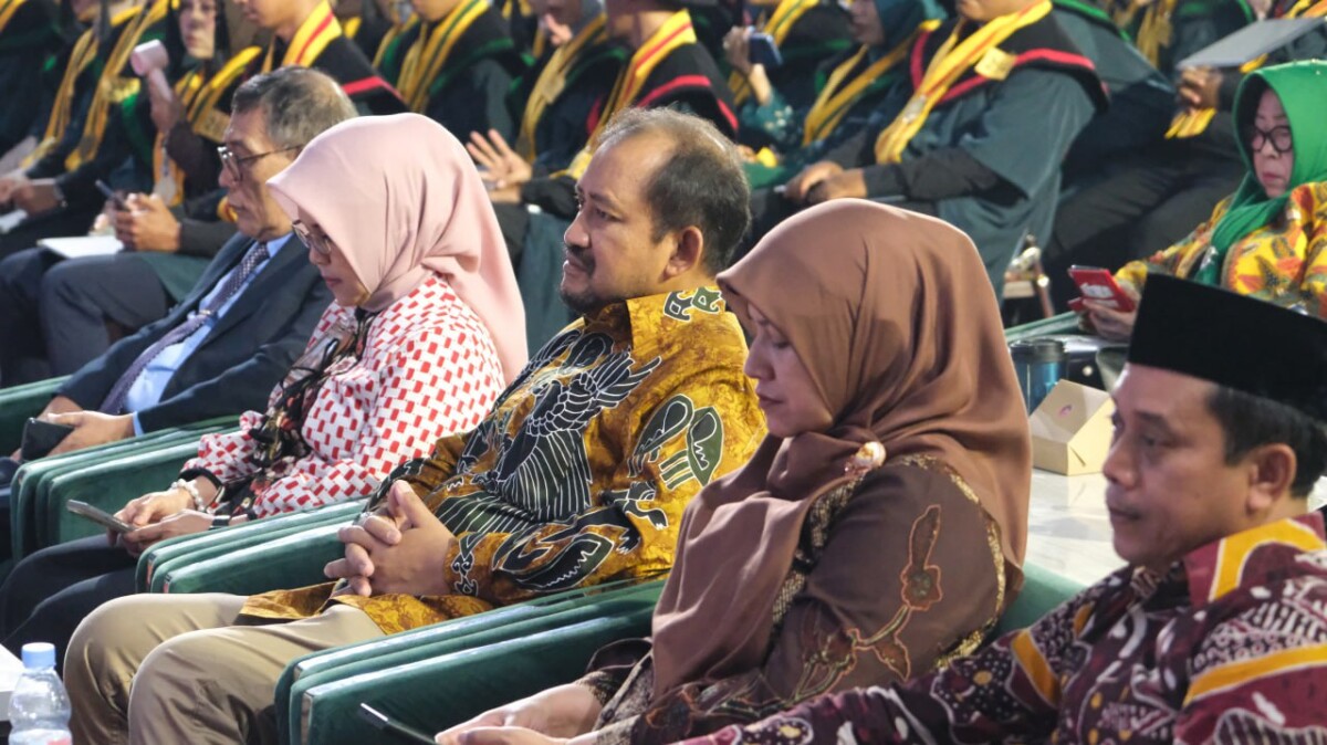 UPS Tegal Wisuda 876 Lulusan, Bupati Anom Serukan Riset untuk Pembangunan Masyarakat