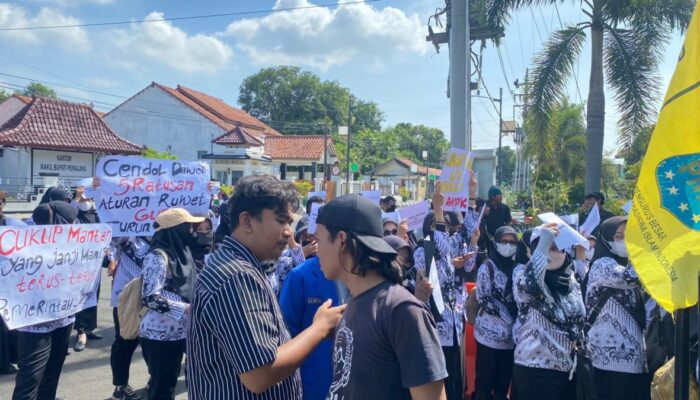Hari Guru Nasional Berubah Haru: Ratusan Honorer di Pemalang Nekat Demo, Pejabat Kabur