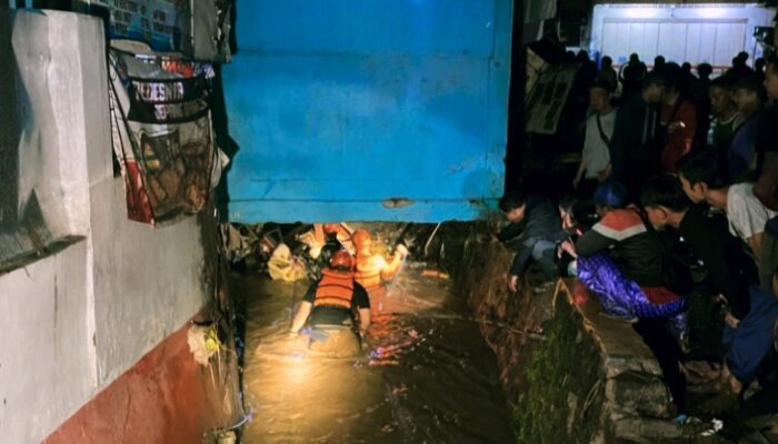 Banjir Bumiayu Tim SAR Gabungan Evakuasi 1 Warga Meninggal yang Tersengat Listrik dan Terseret Arus