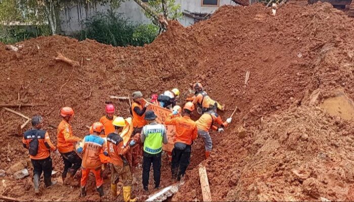 Longsor Majenang Hari Ketiga Pencarian Tim SAR Terjunkan 9 Anjing Pelacak dan 9 Alat Berat 3 Korban Ditemukan