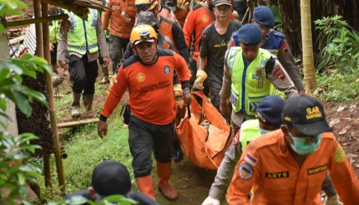 Update Korban Longsor Majenang Tim SAR Gabungan Berhasil Temukan 2 Korban