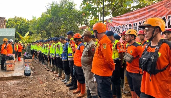 10 Korban Masih Tertimbun Longsor Tim SAR Gabungan Maksimalkan Pencarian
