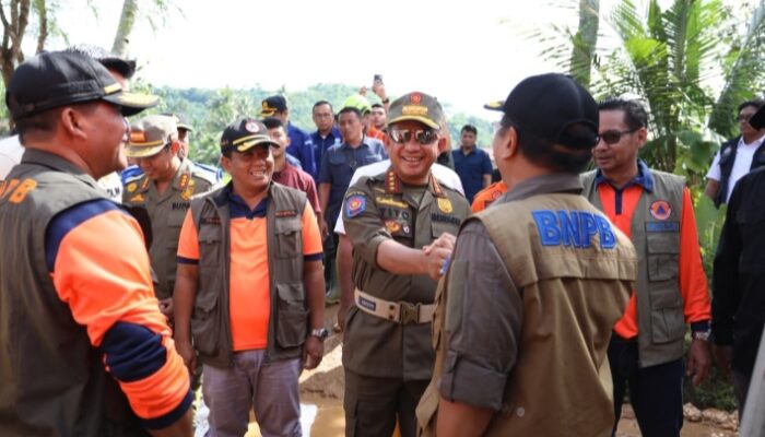 Mendagri Kunjungi Lokasi Longsor Majenang Sampaikan Penanganan Berlangsung Sistematis dan Terkoordinasi dengan Baik
