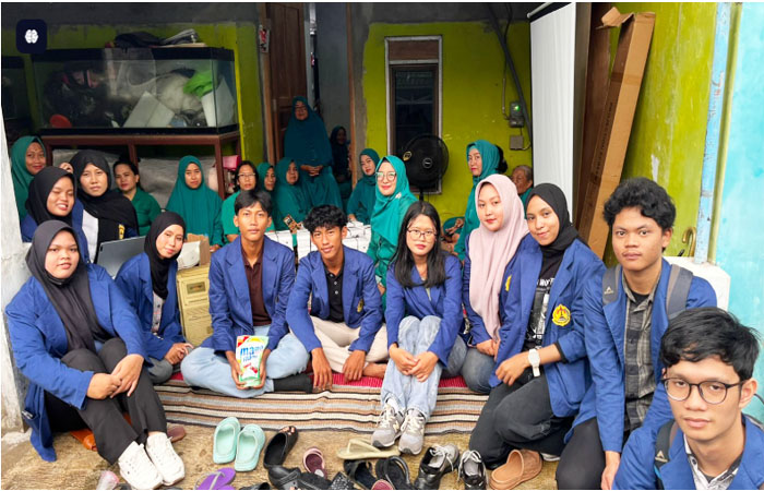 11 Orang mahasiswa Program Sarjana Ilmu Hukum Universitas Semarang (USM), menggelar acara pengabdian kepada masyarakat tentang sosisalisasi perizinan UMKM di RW 24 Muktiharjo Kidul