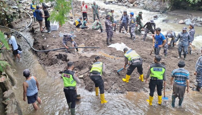 Aksi Cepat Lanal Tegal: Terjang Lumpur Demi Evakuasi Korban Banjir Bandang Guci