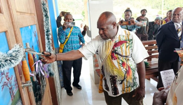 Bupati Yudas Tebai Gunting Pita Peresmian Gereja Kingmi Edoutou, Klasis Kamuu, Koordinator Dogiyai