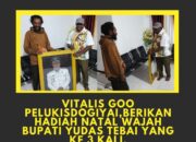 Pelukis Asal Dogiyai Vitalis Goo Berikan Hadiah Natal Lukisan Wajah Bupati Yudas Tebai untuk Ketiga Kalinya