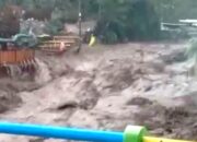 Banjir Bandang Terjang Kawasan Wisata Guci Tegal, Pancuran 13 Ditutup!