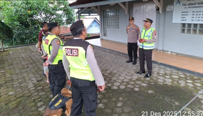 Pastikan Ibadah Berjalan Aman Polsek Baturraden Sterilisasi Gereja di Wilayahnya