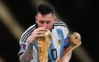 Bikin Heboh Netizen, Begini Penampakan Patung Raksasa Messi di India yang Disebut 'Kembaran' Ronaldo