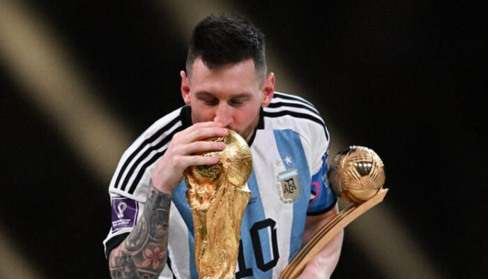Bikin Heboh Netizen, Begini Penampakan Patung Raksasa Messi di India yang Disebut ‘Kembaran’ Ronaldo