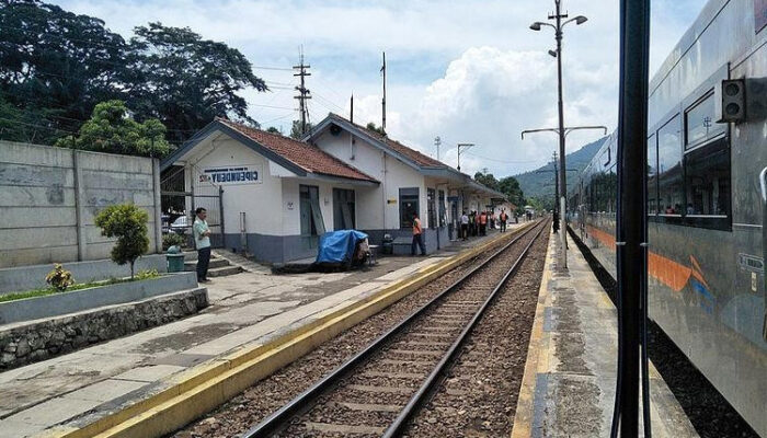 Alasan Teknis di Balik Kewajiban Berhenti Semua Kereta Api di Stasiun Cipeundeuy Garut