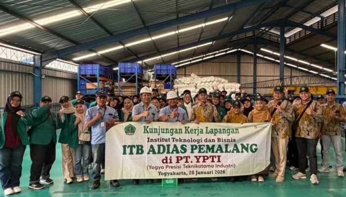 Memperkuat Sinergi Industri, Rektor ITB Adias Pemalang Pimpin KKL Mahasiswa ke Perusahaan Ternama di Yogyakarta
