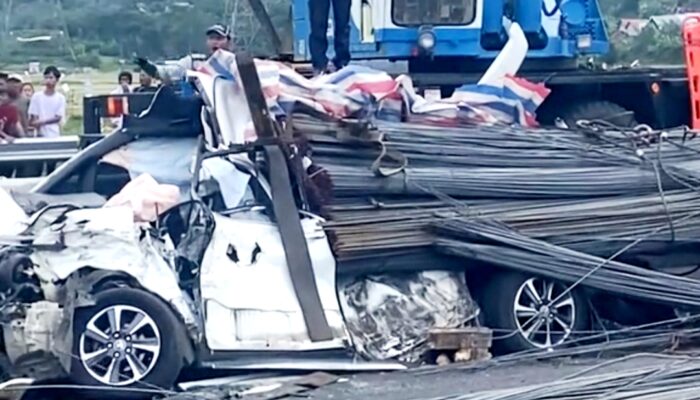 Ringsek Parah! Penampakan Toyota Rocky Tertimpa Besi di Tol Batang