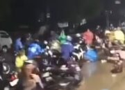 Nekat Terjang Banjir di Depan RSUD Kabupaten Bekasi, Motor-Motor Berguguran di Tengah Jalan