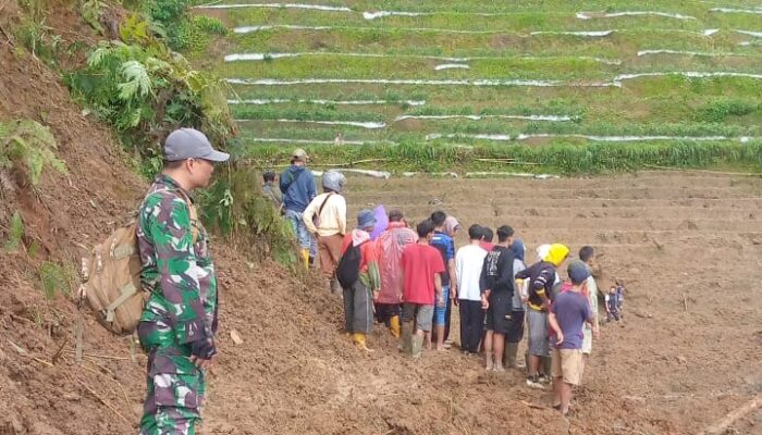 Dikabarkan Dua Petani Tertimbun Longsor di Bongas Watukumpul, Pencarian Terkendala Akses Jalan Setapak