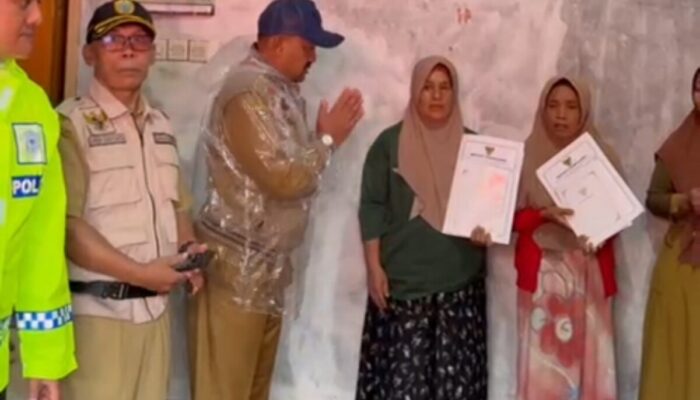Bupati Anom Serahkan Bantuan dan Tinjau Lokasi Longsor di Desa Bongas