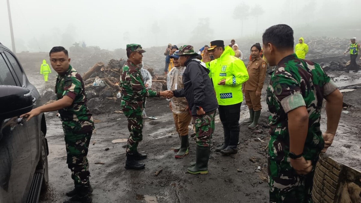 Wujud Kepedulian TNI, Pangdam IV/Diponegoro Salurkan Bantuan untuk Warga Terdampak Banjir Pemalang