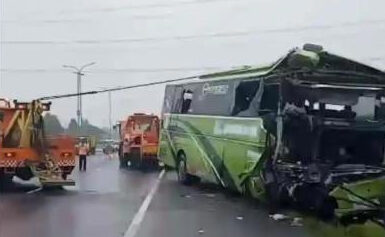 BREAKING NEWS: Kecelakaan Maut Hari Ini di Tol Cipali, Bus Rombongan Wisatawan Ringsek Parah!